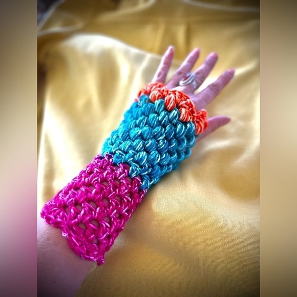 MULTI COLORED HANDMADE FINGERLESS GLOVES - Picture 7 of 7